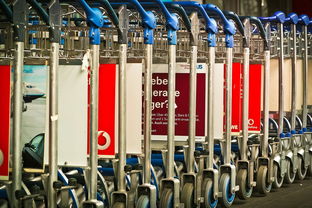 杜塞爾多夫機場廣告 為您的旅行工具注入金屬質感